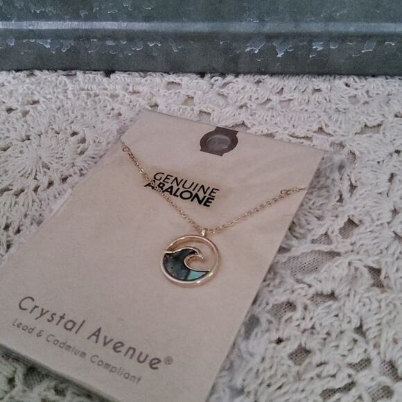 Fashion Women's Wave Abalone Pendant Necklace in Gold Tone - Picture 4 of 5